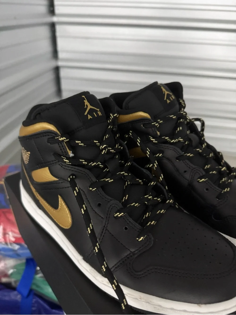 AIR JORDAN 1 MID BLACK/METALLIC GOLD-WHITE
